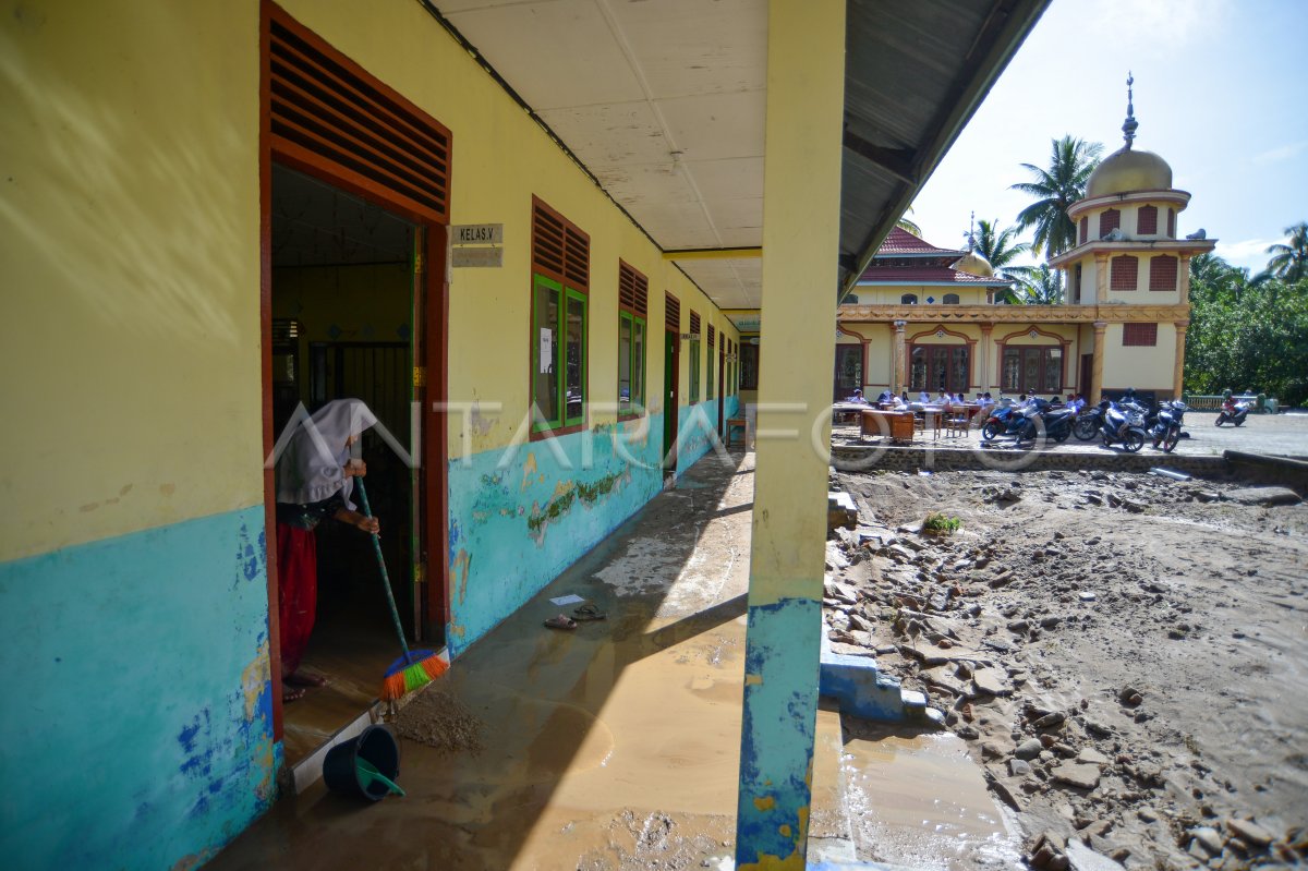 Bersihkan sekolah pascabanjir di Padang Pariaman