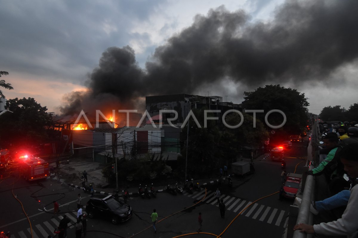 Kebakaran pabrik cat di Jakarta Utara