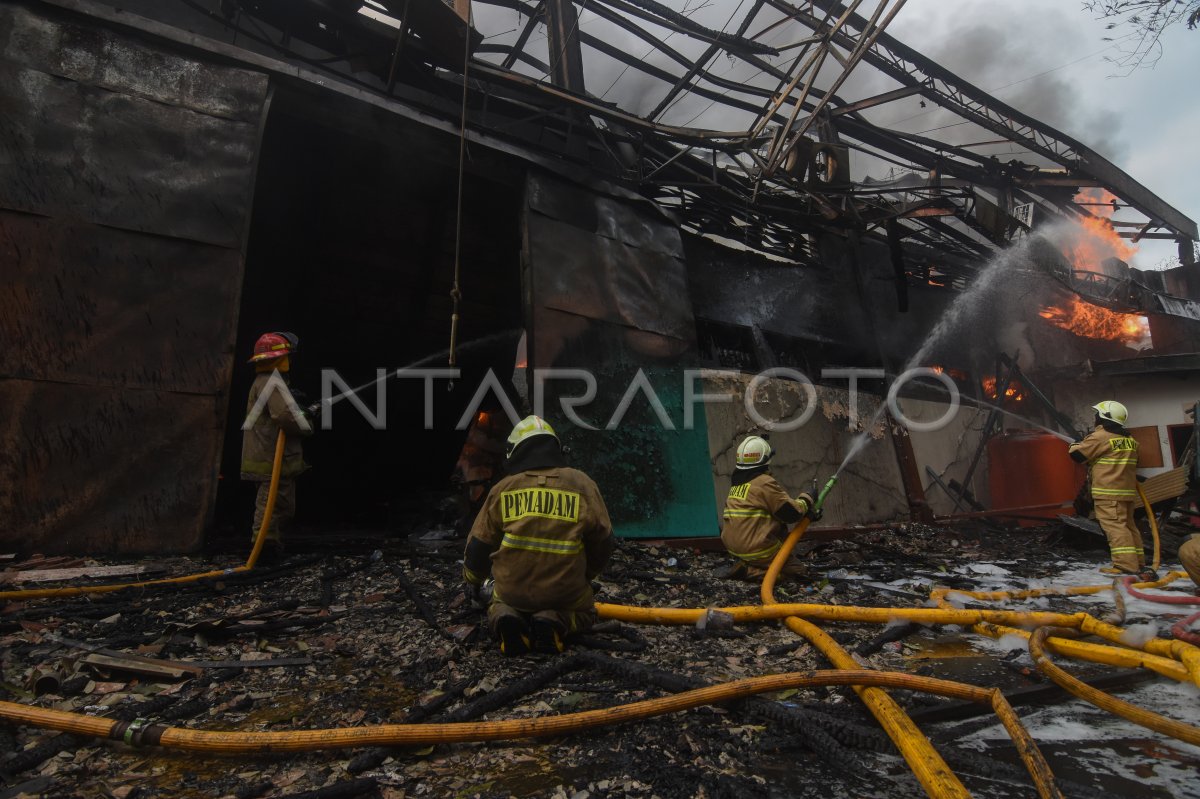 Kebakaran Pabrik Cat Di Jakarta Utara | ANTARA Foto