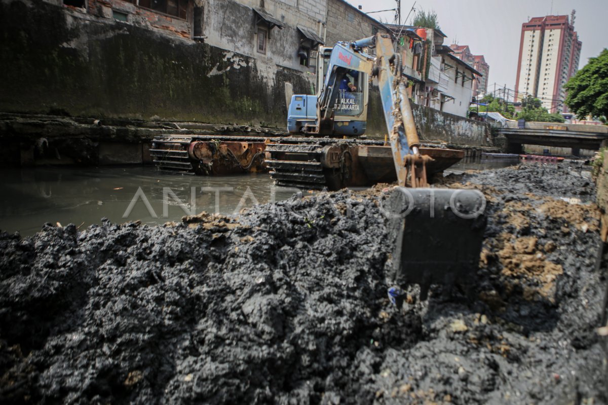 Pengerukan Lumpur Antisipasi Banjir Jakarta | ANTARA Foto