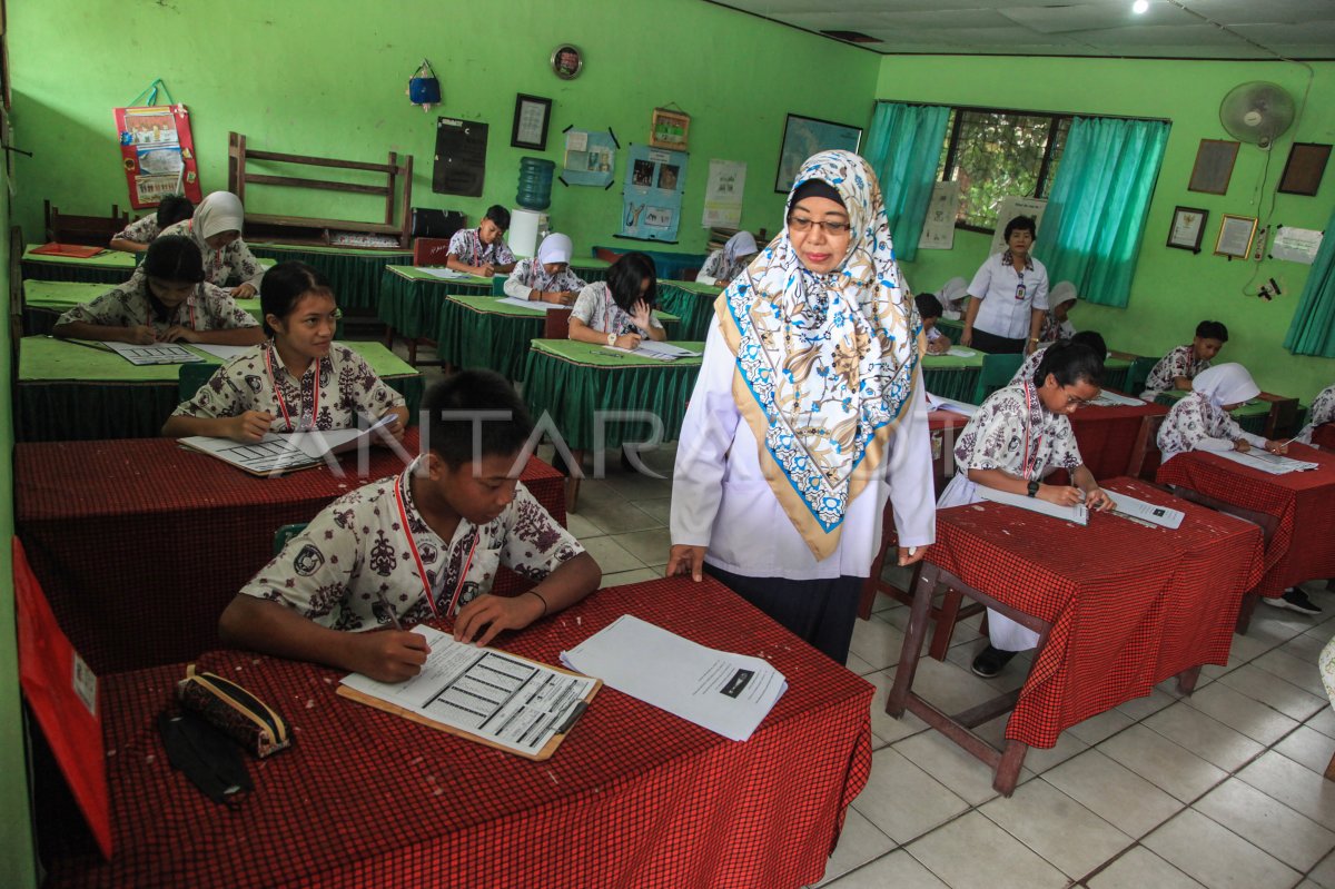 Ujian sekolah siswa SD di Palangka Raya