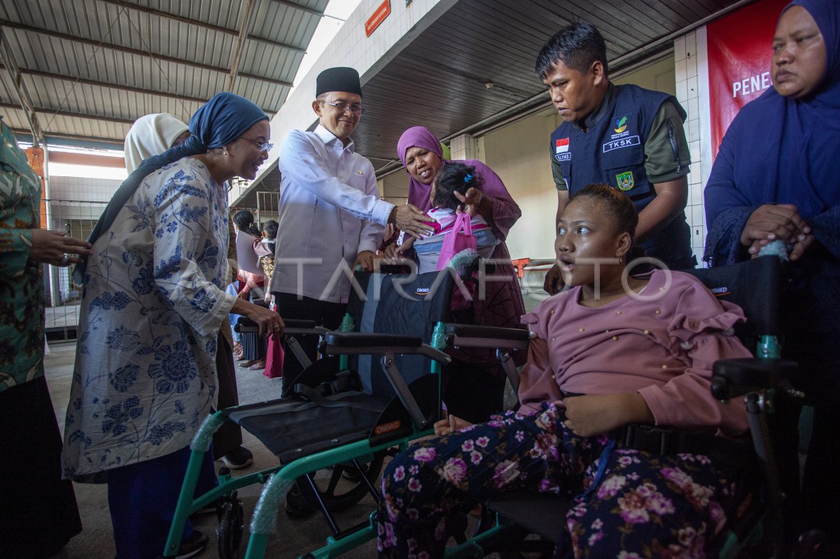 Penyaluran Bantuan Sosial Kemensos Di Batam Antara Foto