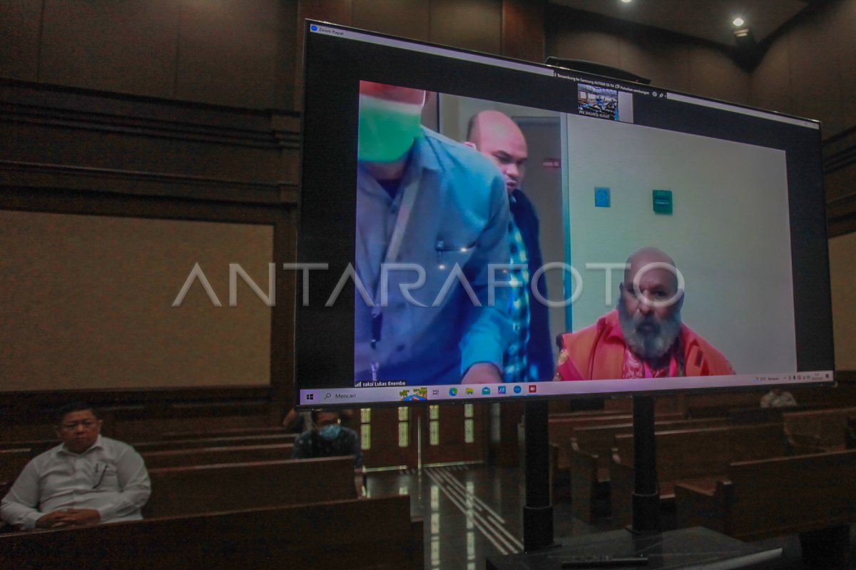 Lukas Enembe bersaksi dalam sidang Rijatono Lakka