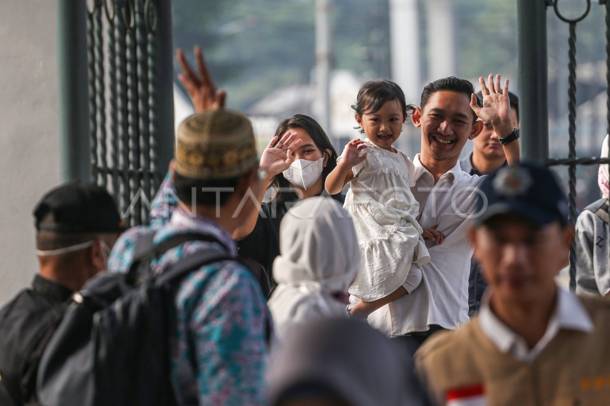 Jamaah calon haji tiba di Asrama Haji Pondok Gede