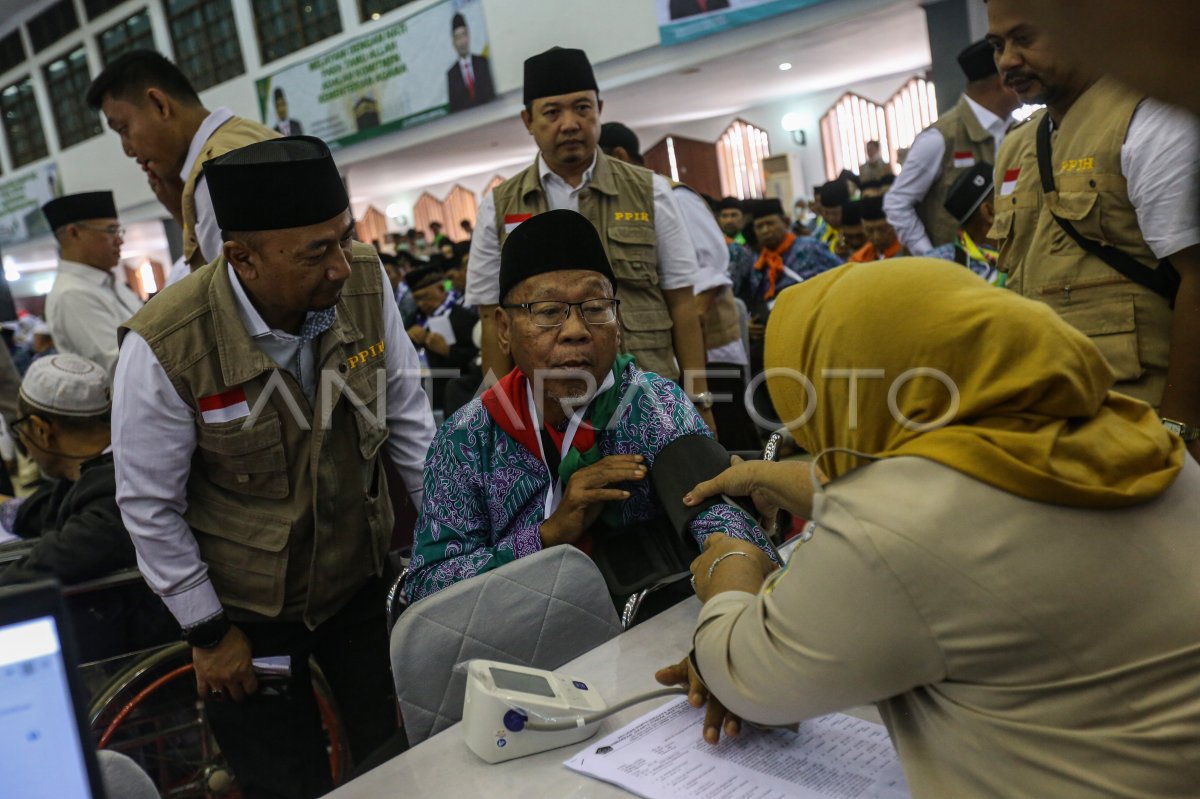 Jamaah calon haji tiba di Asrama Haji Pondok Gede