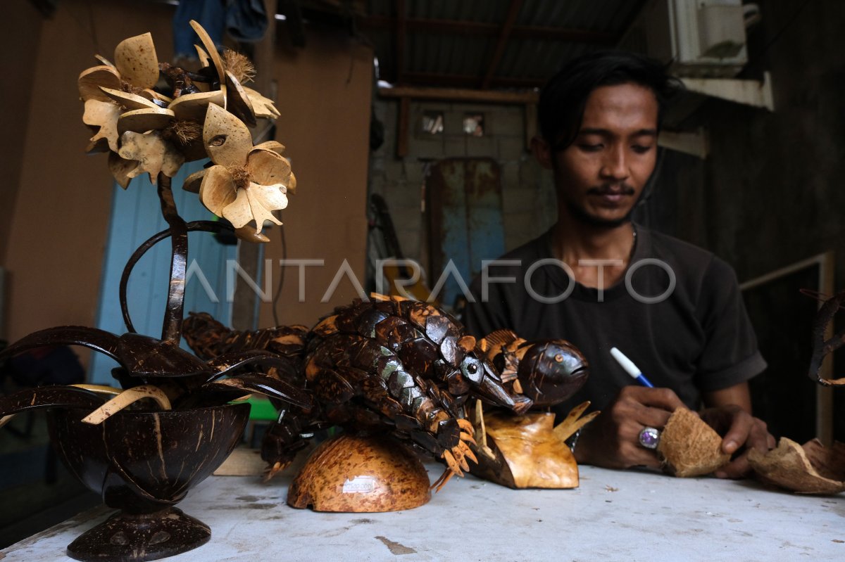 Kerajinan limbah tempurung kelapa