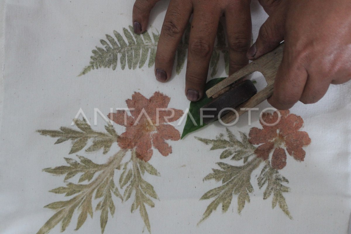 Produksi busana motif daun ecoprint pounding