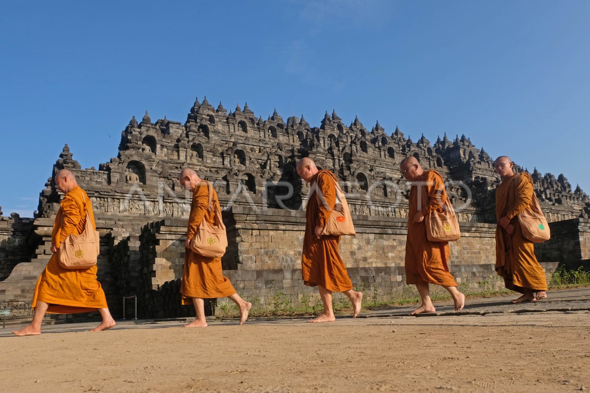 Ritual Dharmayatra Adi Buddha Puja di Borobudur