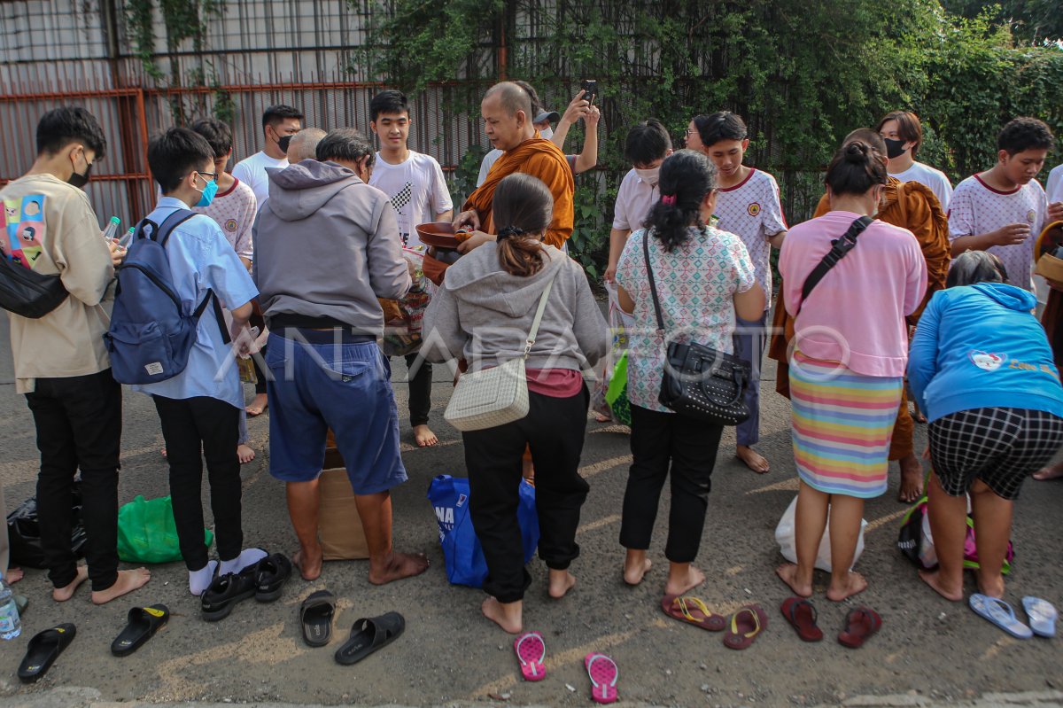 Prosesi Pindapata Waisak di Tangerang