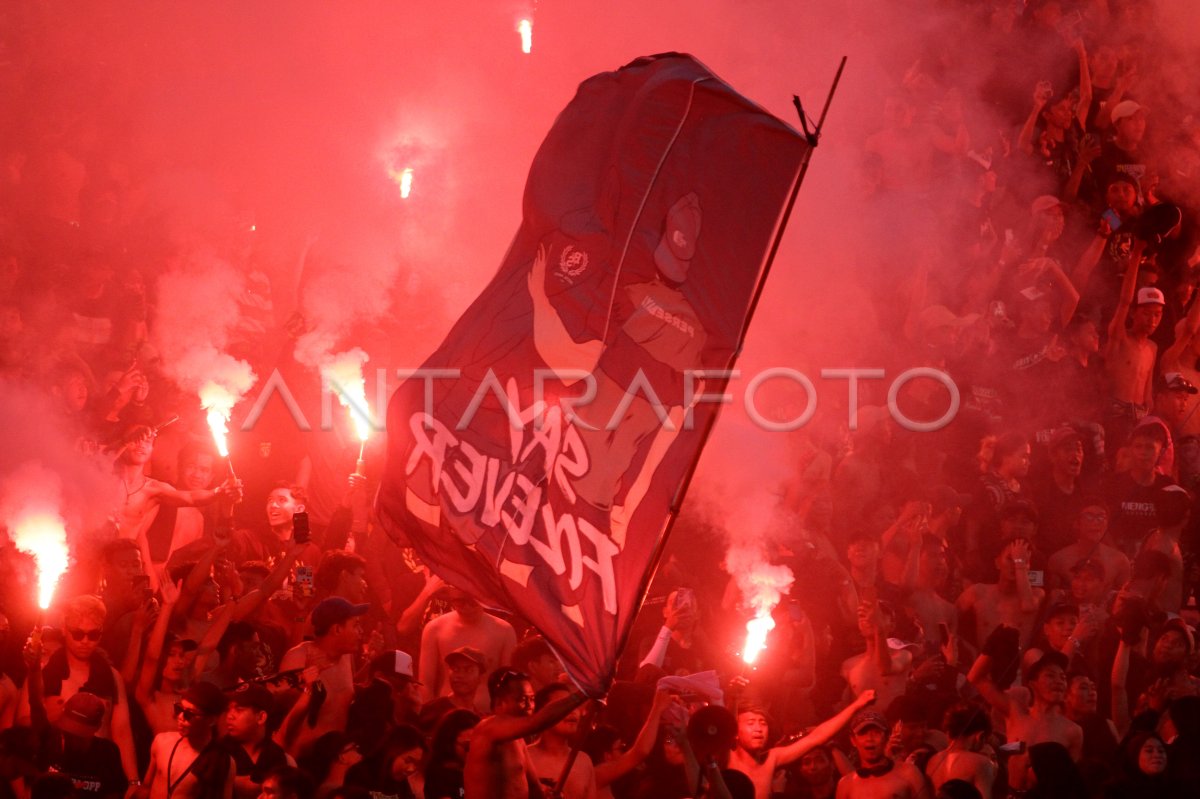 Aksi suporter Persebaya