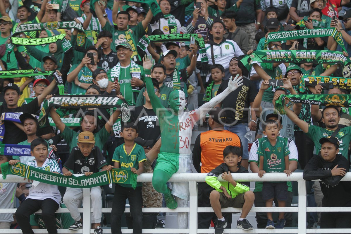 Aksi suporter Persebaya