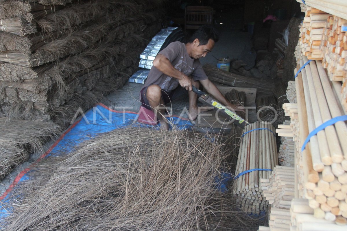 Produksi sapu dengan memberdayakan warga desa