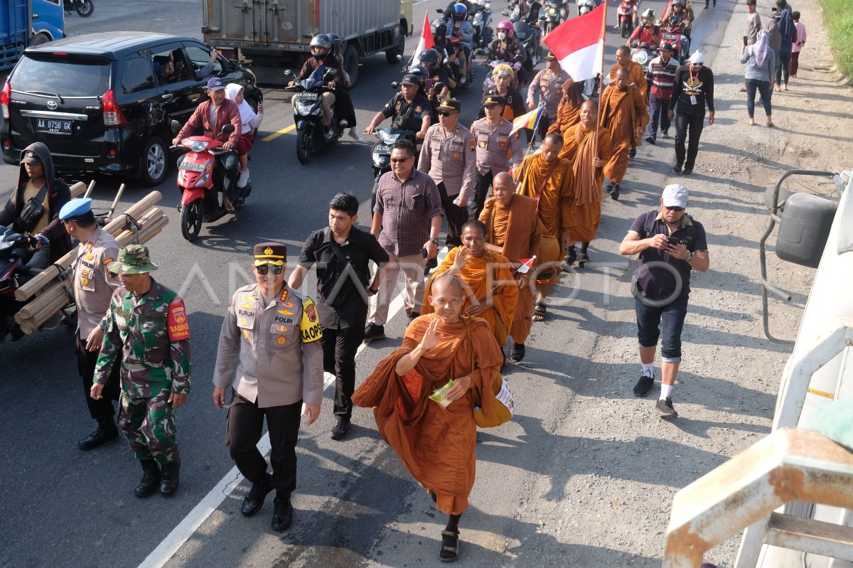 Biksu Thailand tiba di Magelang