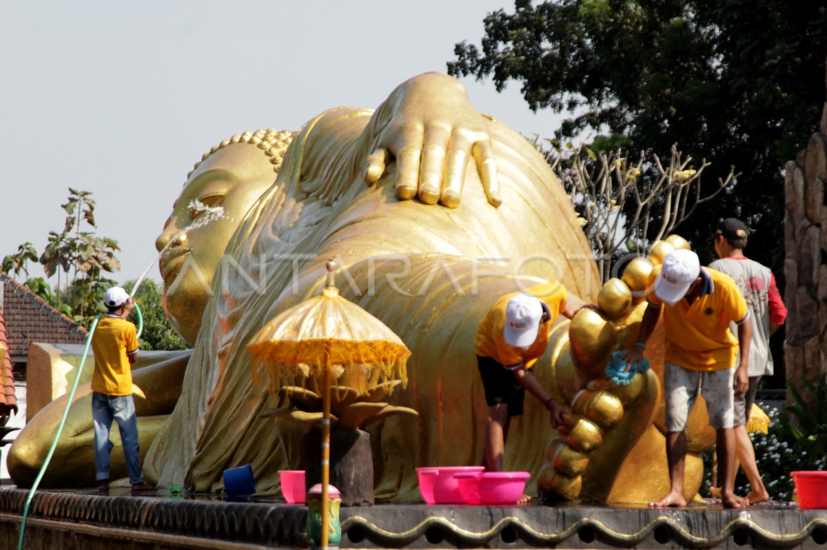 Pencucian patung Buddha tidur