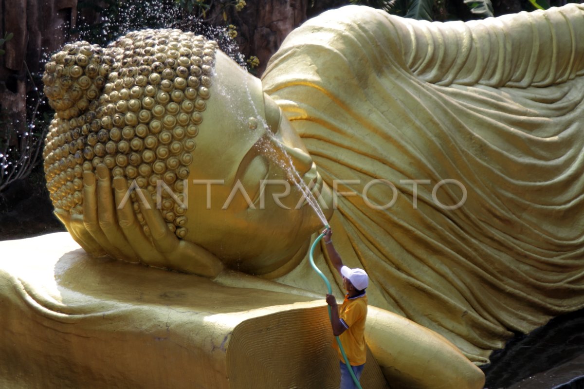 Pencucian patung Buddha tidur