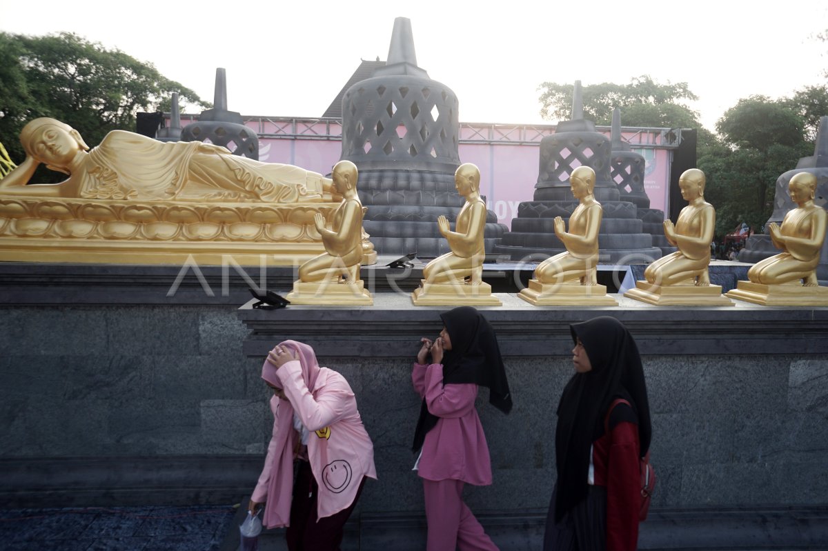 Hiasan memeriahkan Waisak di Solo