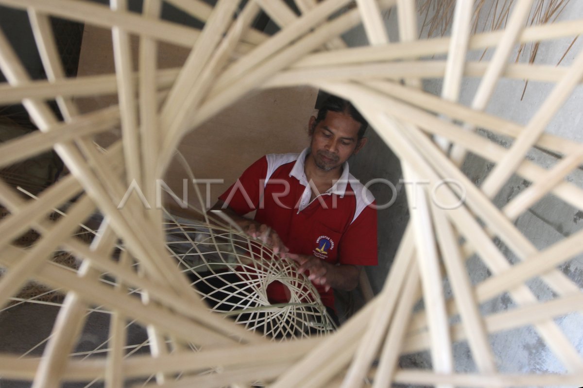 Produksi kerajinan anyaman bambu di Ngawi