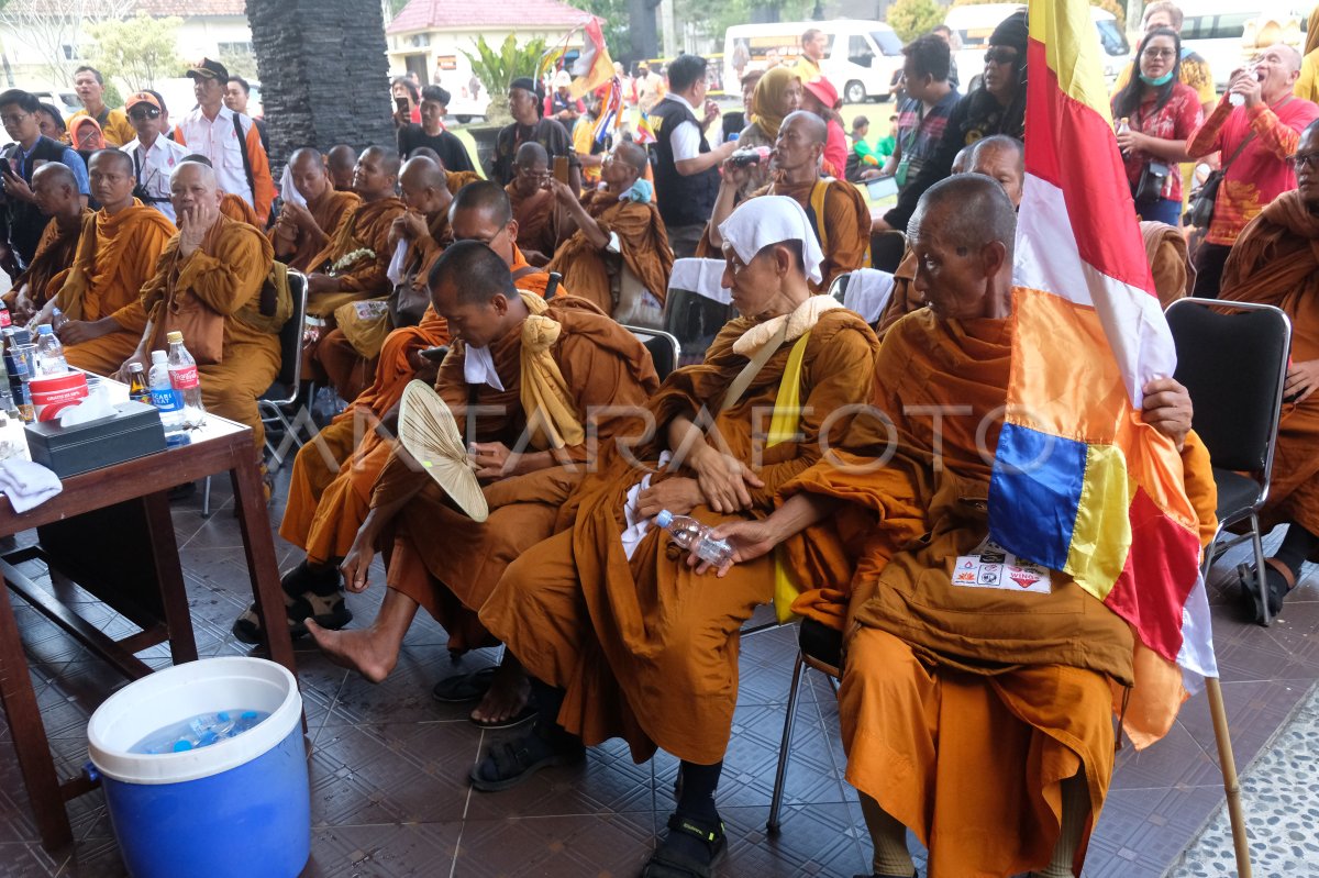 Ritual Thudong rute terakhir Magelang-Borobudur