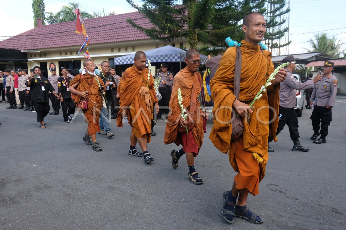 Ritual Thudong rute terakhir Magelang-Borobudur