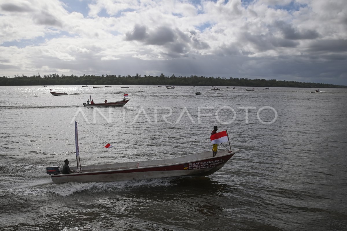 Bantuan perahu motor untuk masyarakat Asmat