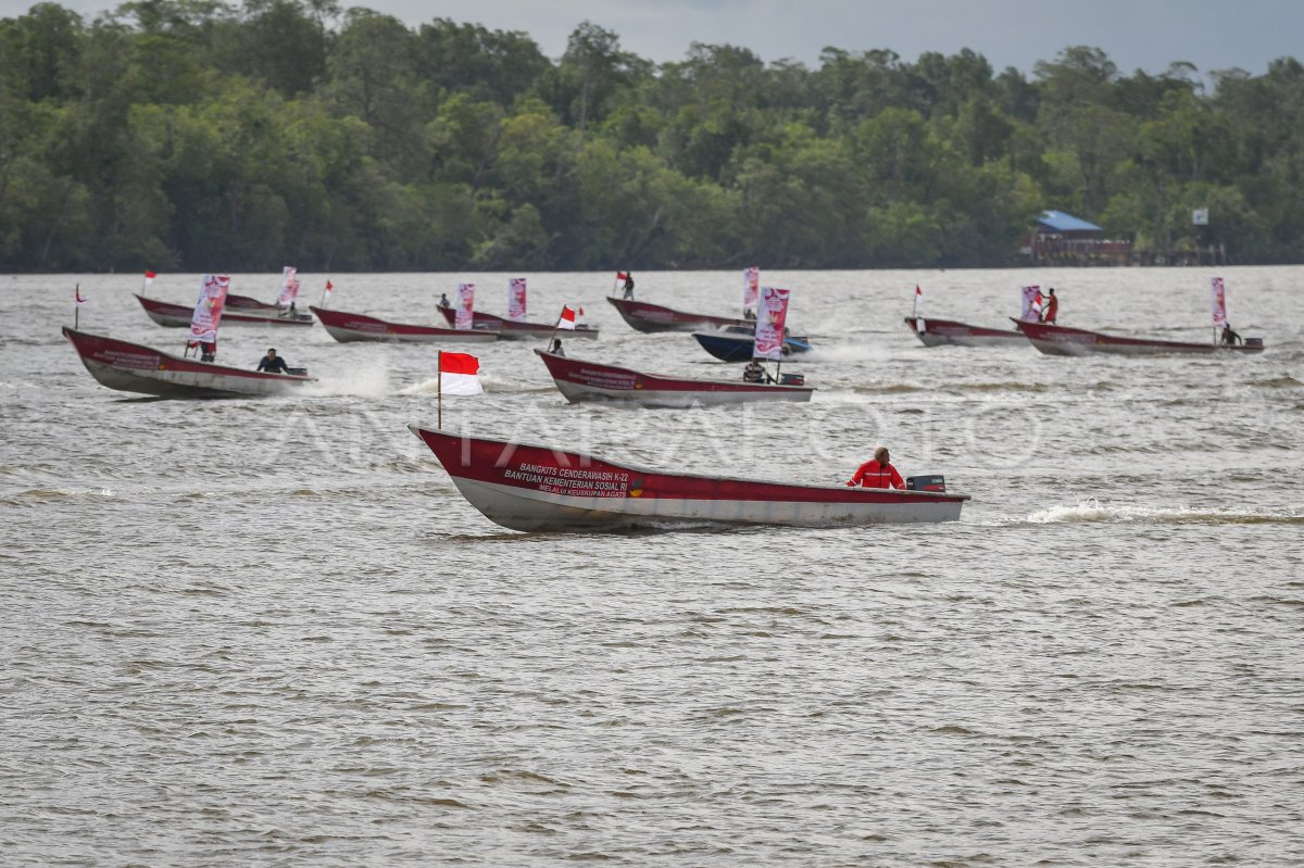 Bantuan perahu motor untuk masyarakat Asmat