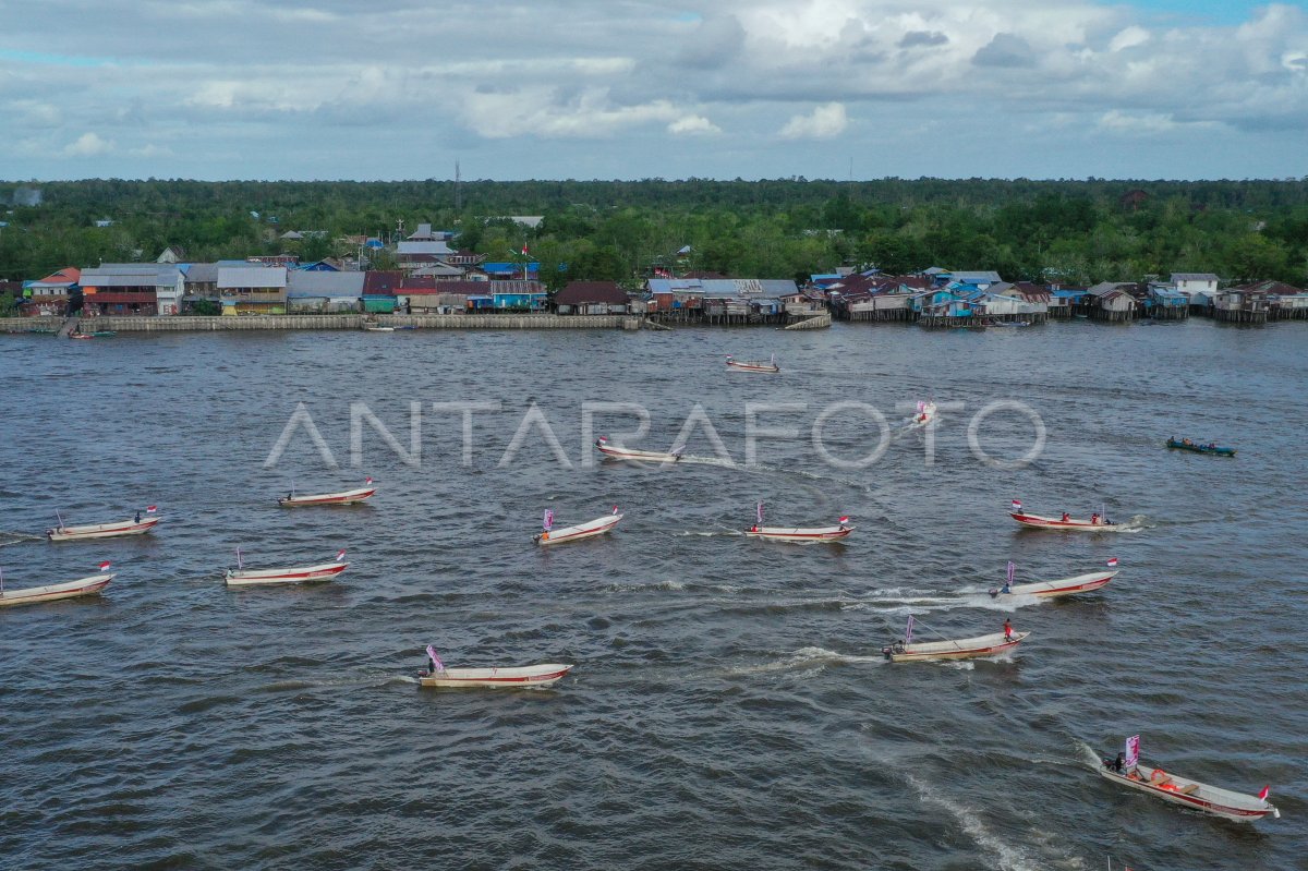 Bantuan perahu motor untuk masyarakat Asmat