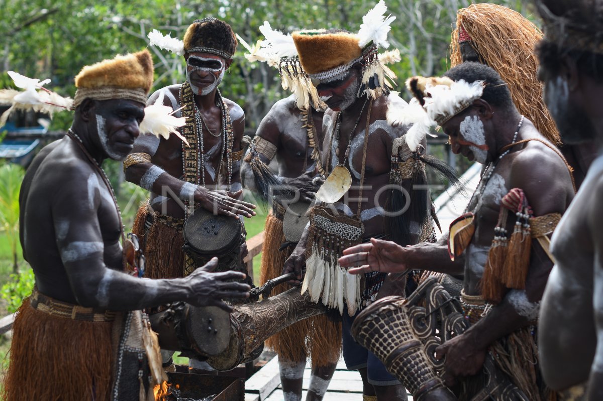 Masyarakat Suku Asmat Di Papua Selatan Antara Foto