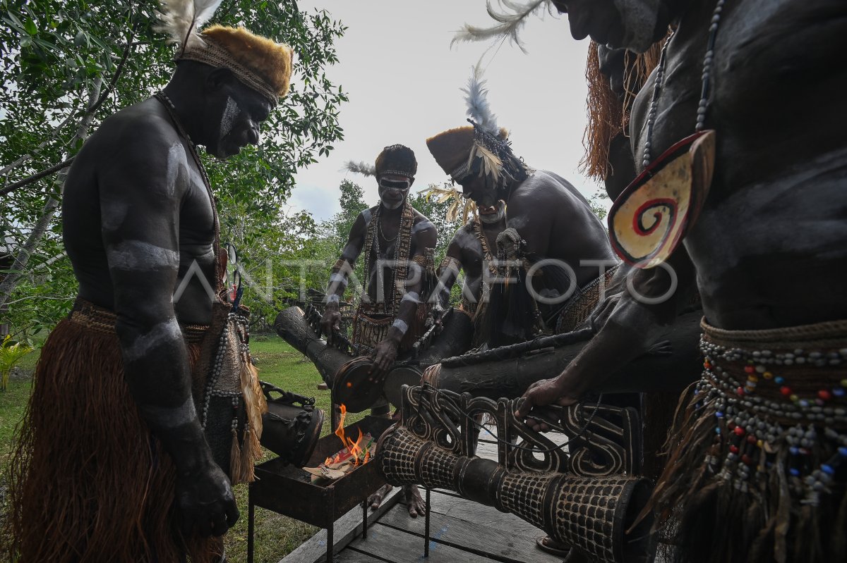 Masyarakat Suku Asmat di Papua Selatan