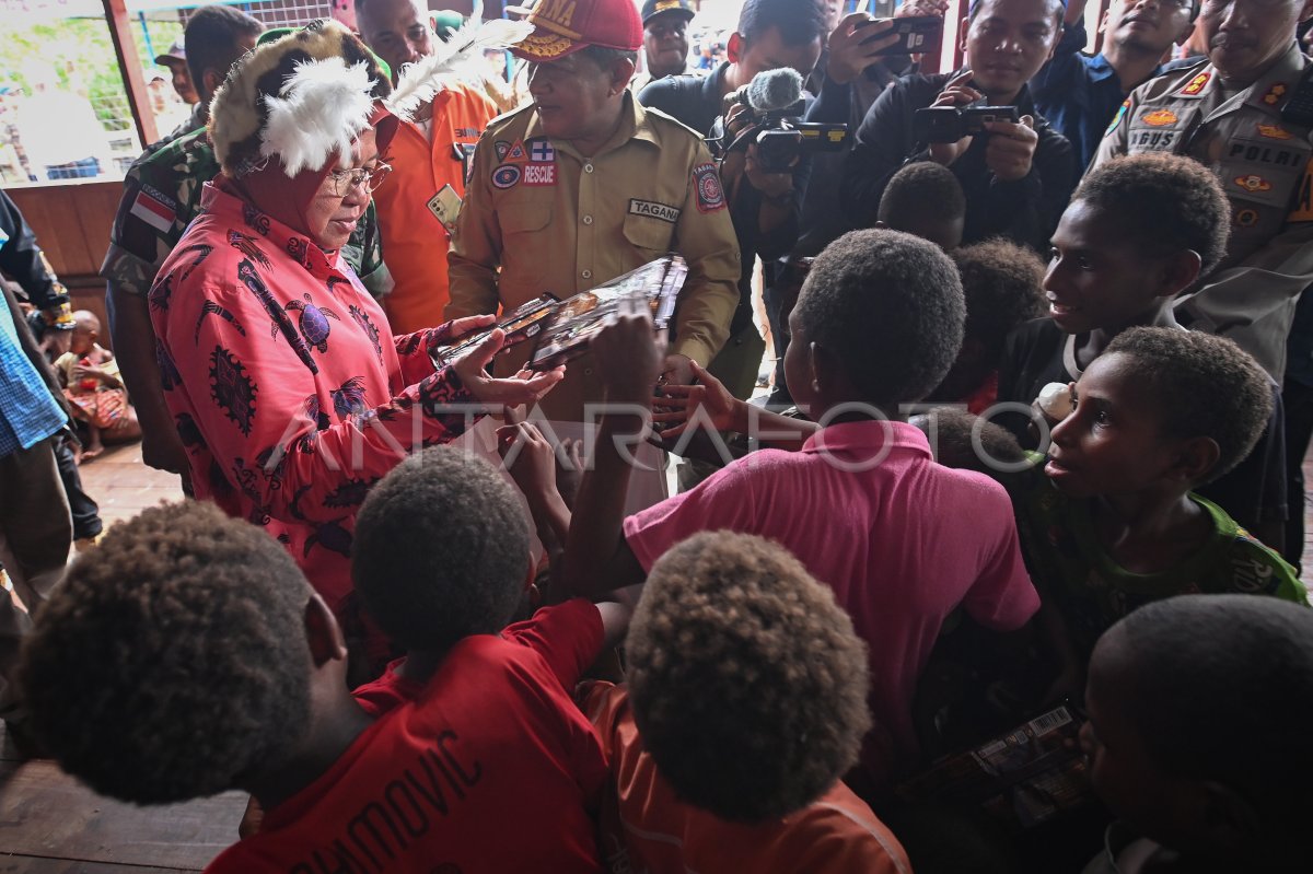 Mensos serahkan bantuan untuk masyarakat Asmat