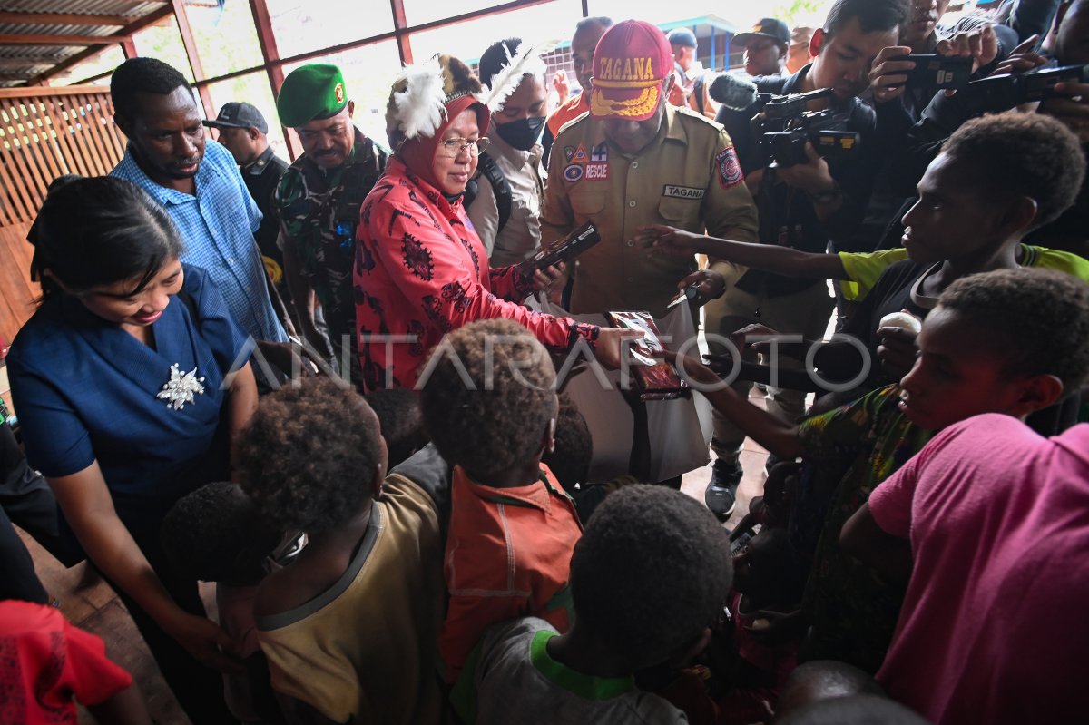 Mensos serahkan bantuan untuk masyarakat Asmat