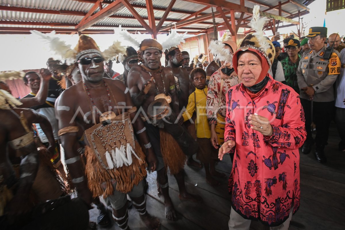 Mensos serahkan bantuan untuk masyarakat Asmat