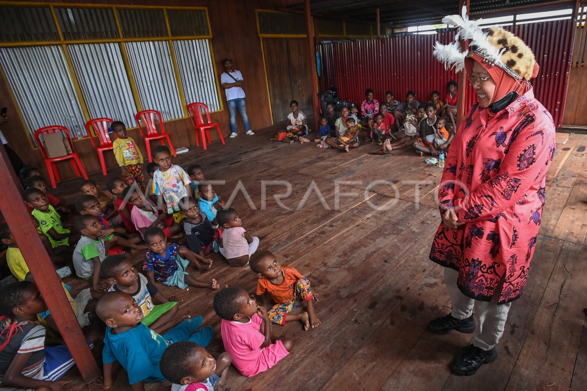 Mensos serahkan bantuan untuk masyarakat Asmat