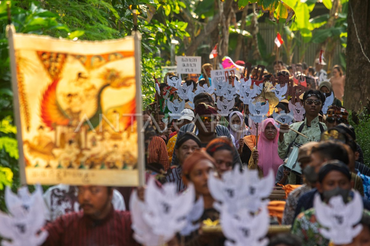 Merti Wayang Beber dan Kirab Garuda