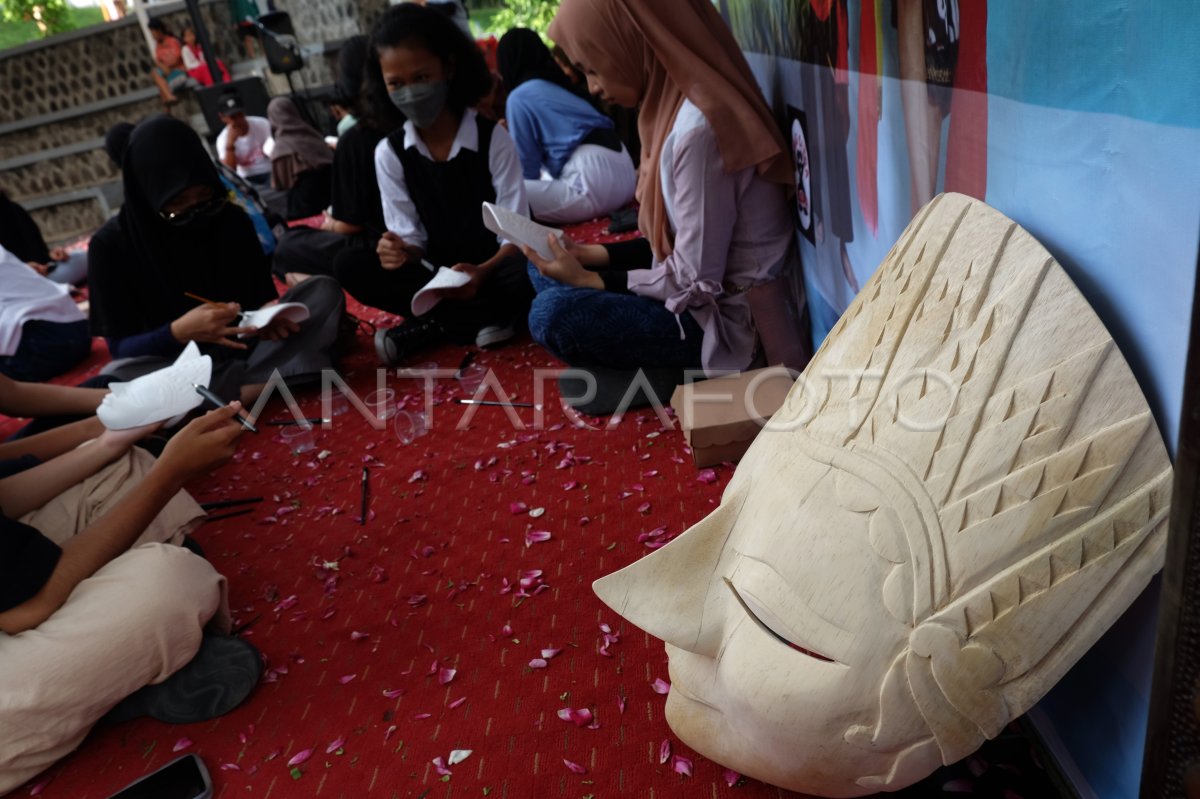 Pelatihan melukis topeng suvenir