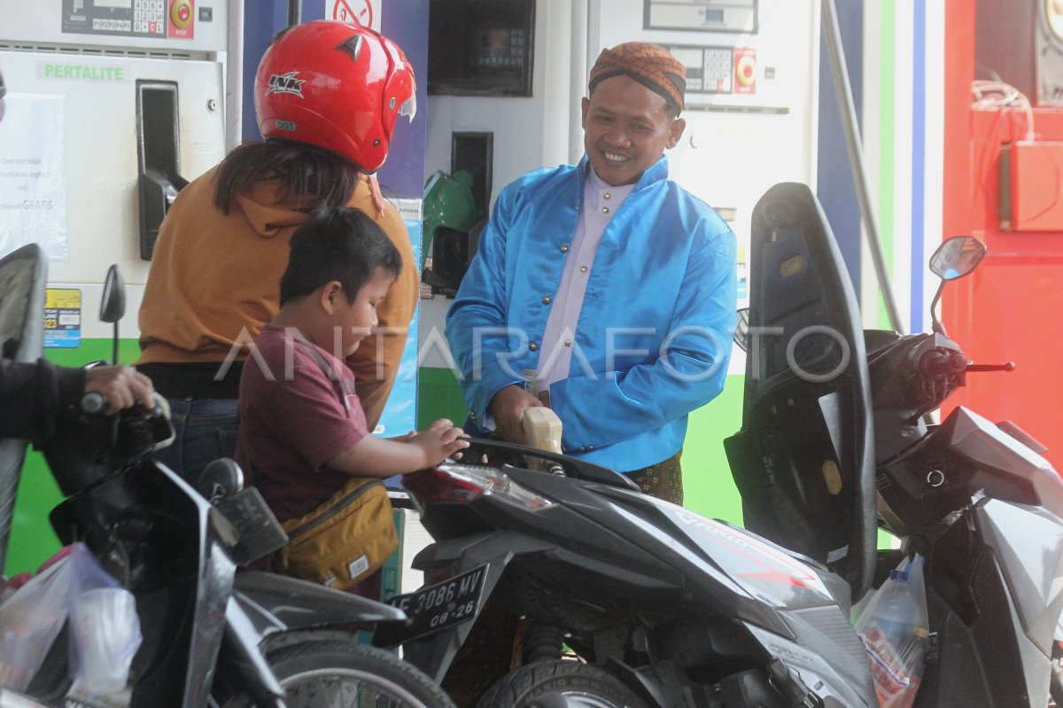 Petugas SPBU berpakaian adat nusantara