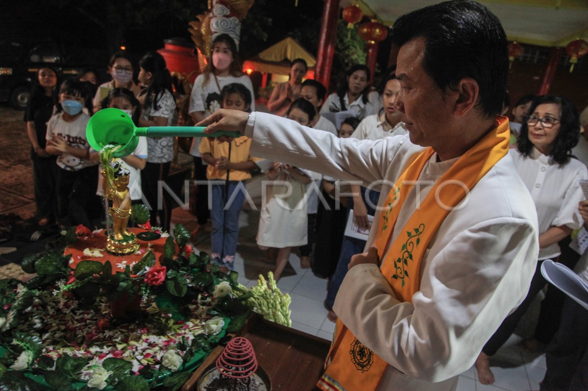 Ritual pemandian Buddha Rupang di vihara Palangka Raya