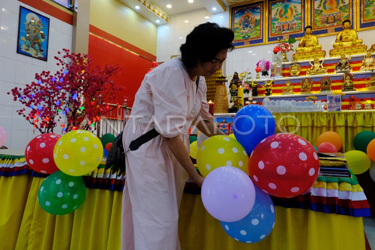 Persiapan hari raya Waisak di Kalimantan Barat