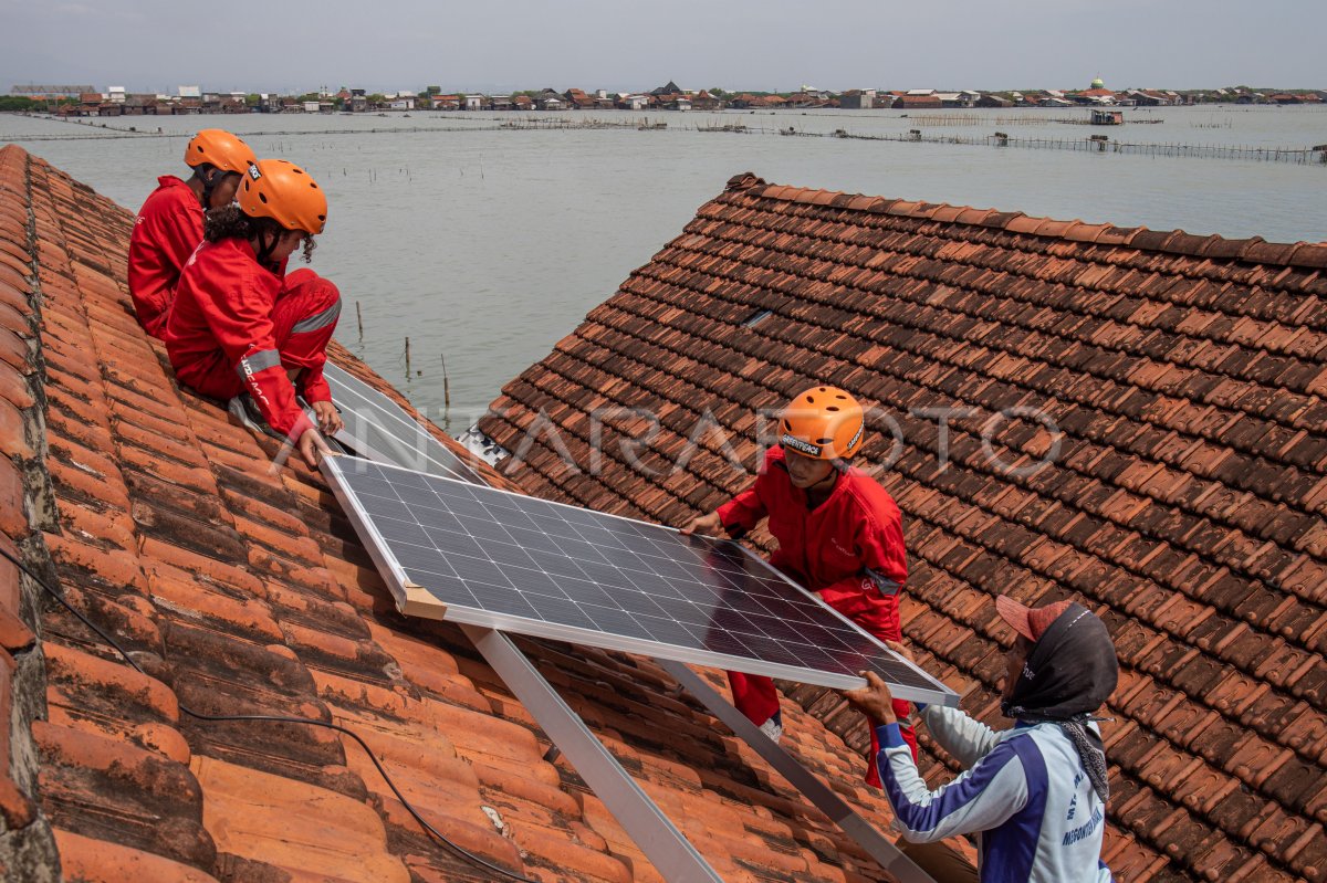Pemasangan panel surya untuk pompa air di pesisir Demak