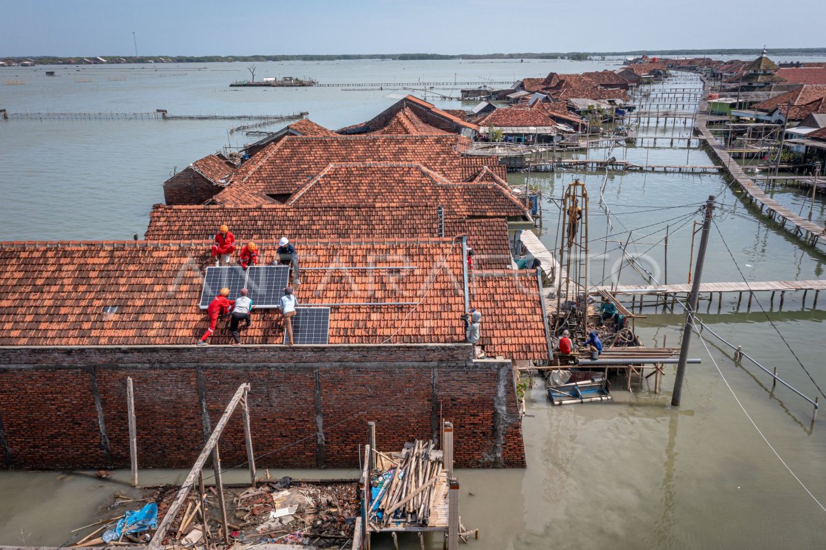 Pemasangan panel surya untuk pompa air di pesisir Demak