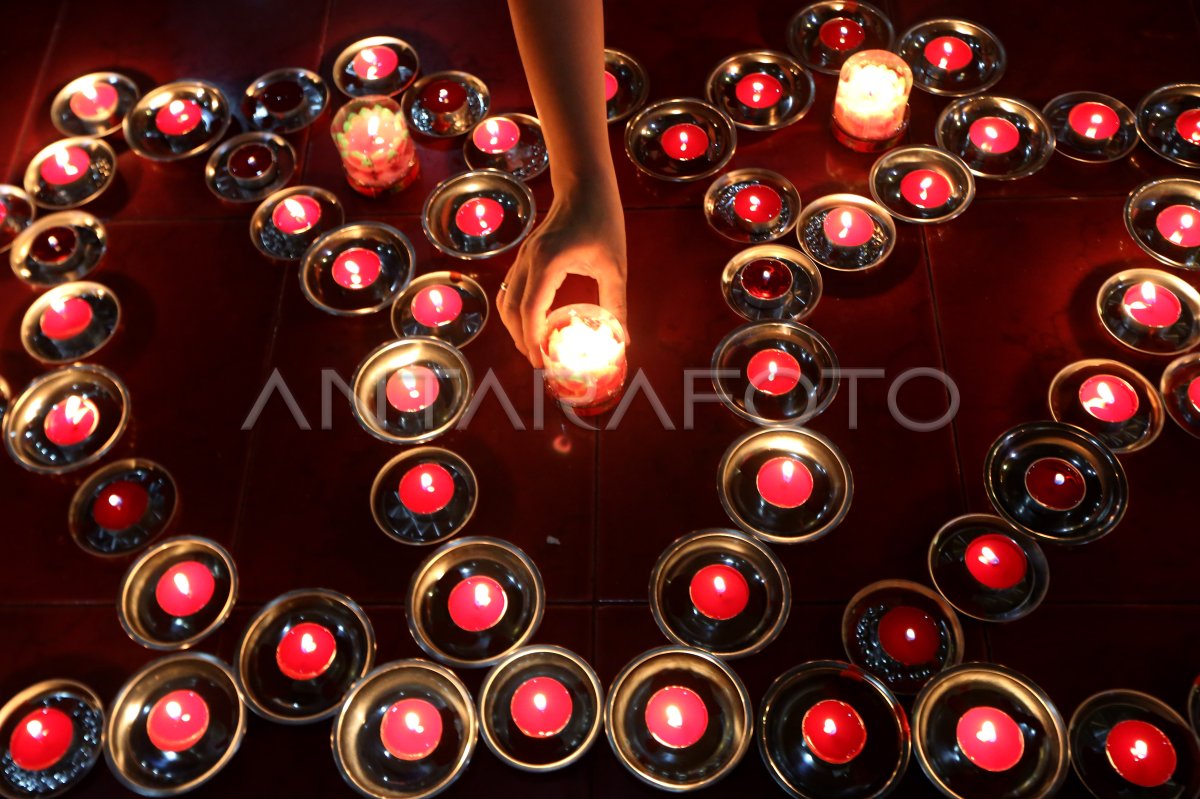 Prosesi lilin Tri Suci Waisak di Aceh