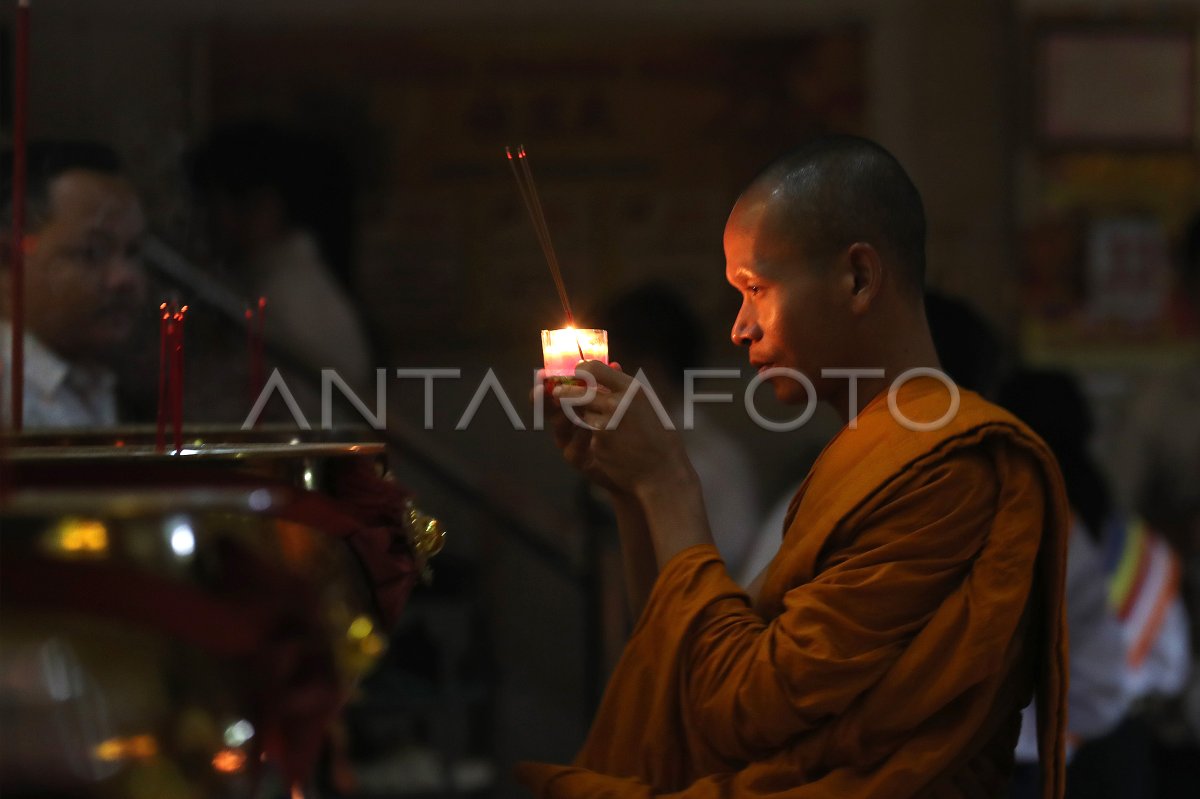 Prosesi lilin Tri Suci Waisak di Aceh