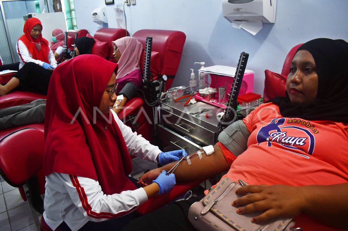 Aksi Donor Darah Memperingati Hari Donor Darah Sedunia Antara Foto