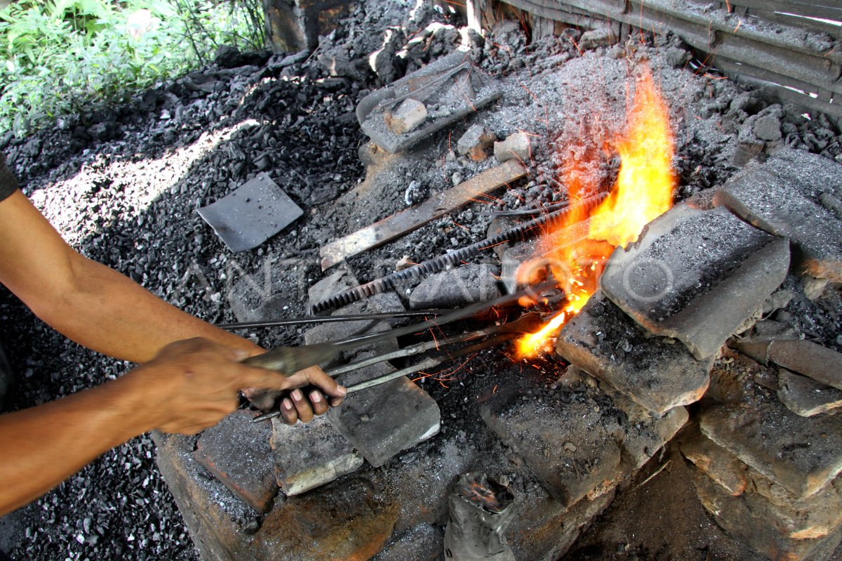 Produksi Alat Pertanian Tradisional Di Jombang | ANTARA Foto