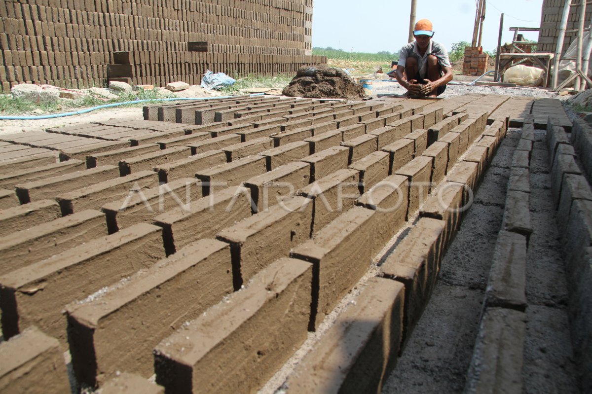 Perajin batu bata di Jombang | ANTARA Foto