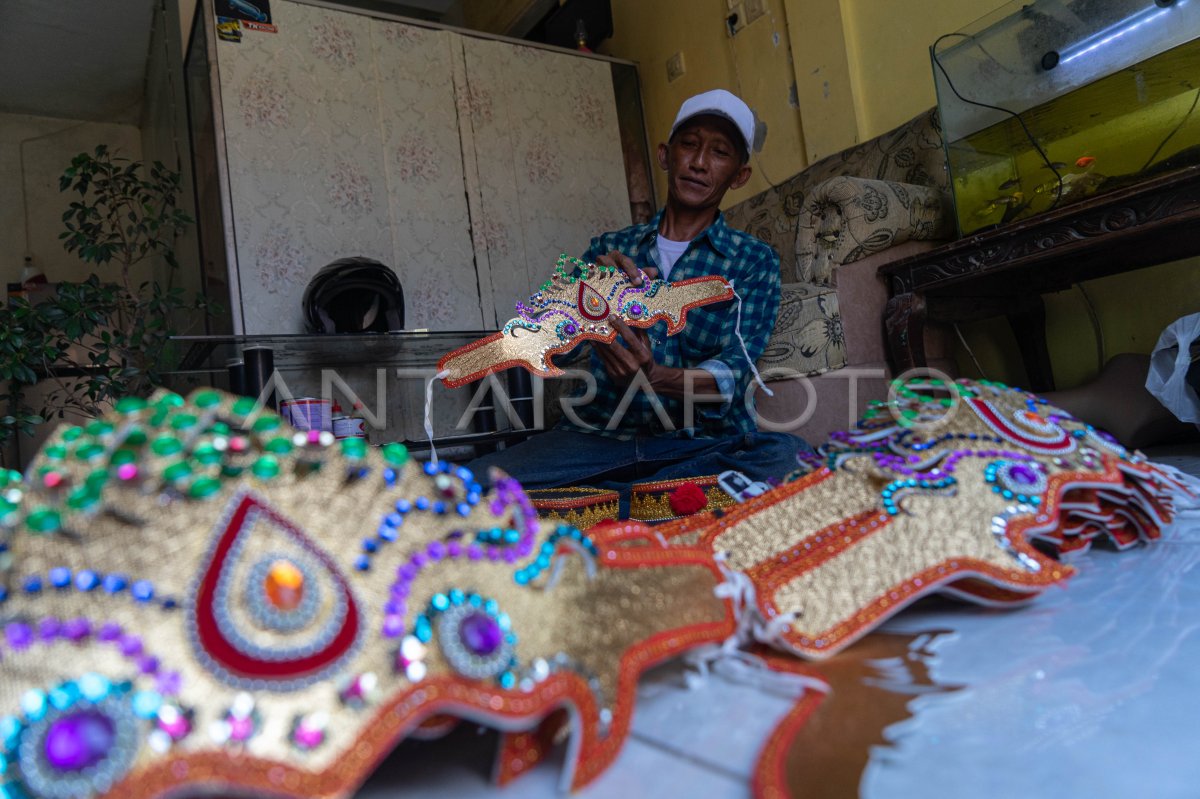 Produksi Aksesoris Tari Dan Pakaian Adat Antara Foto