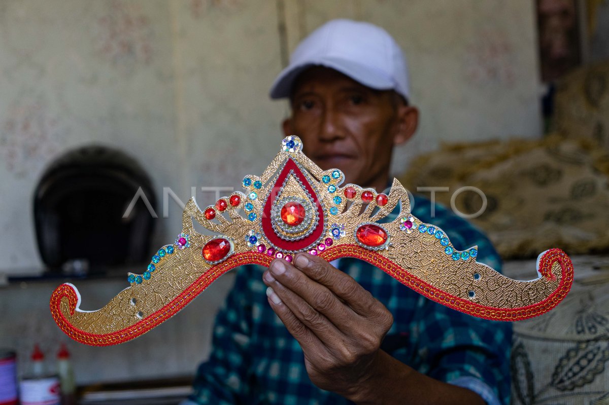 tari tradisional Indonesia dengan kostum dan aksesoris yang menarik