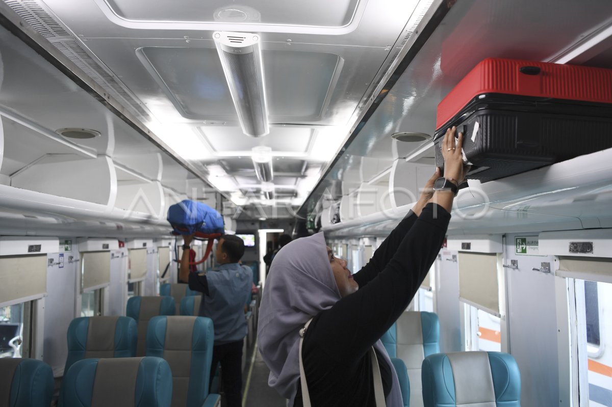 Arus Mudik Idul Adha Di Stasiun Pasar Senen Antara Foto