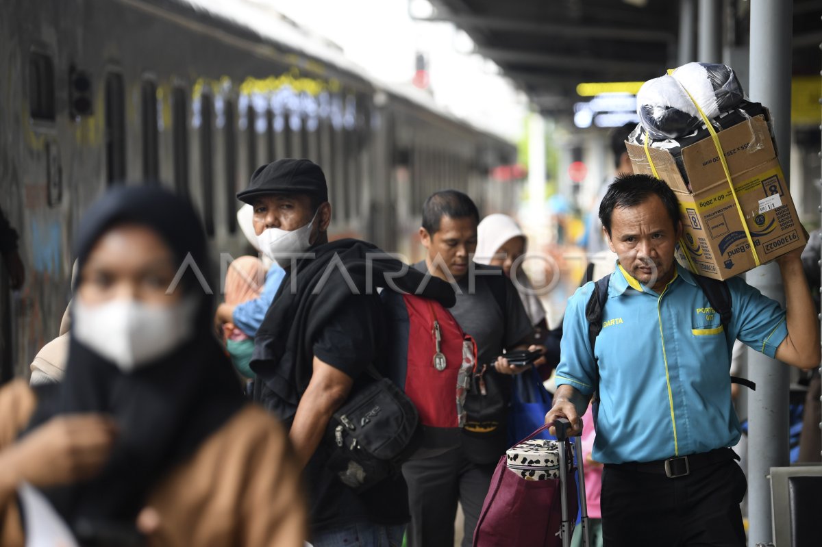 Arus Mudik Idul Adha Di Stasiun Pasar Senen Antara Foto