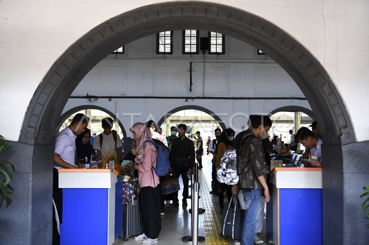 Arus Mudik Idul Adha Di Stasiun Pasar Senen Antara Foto