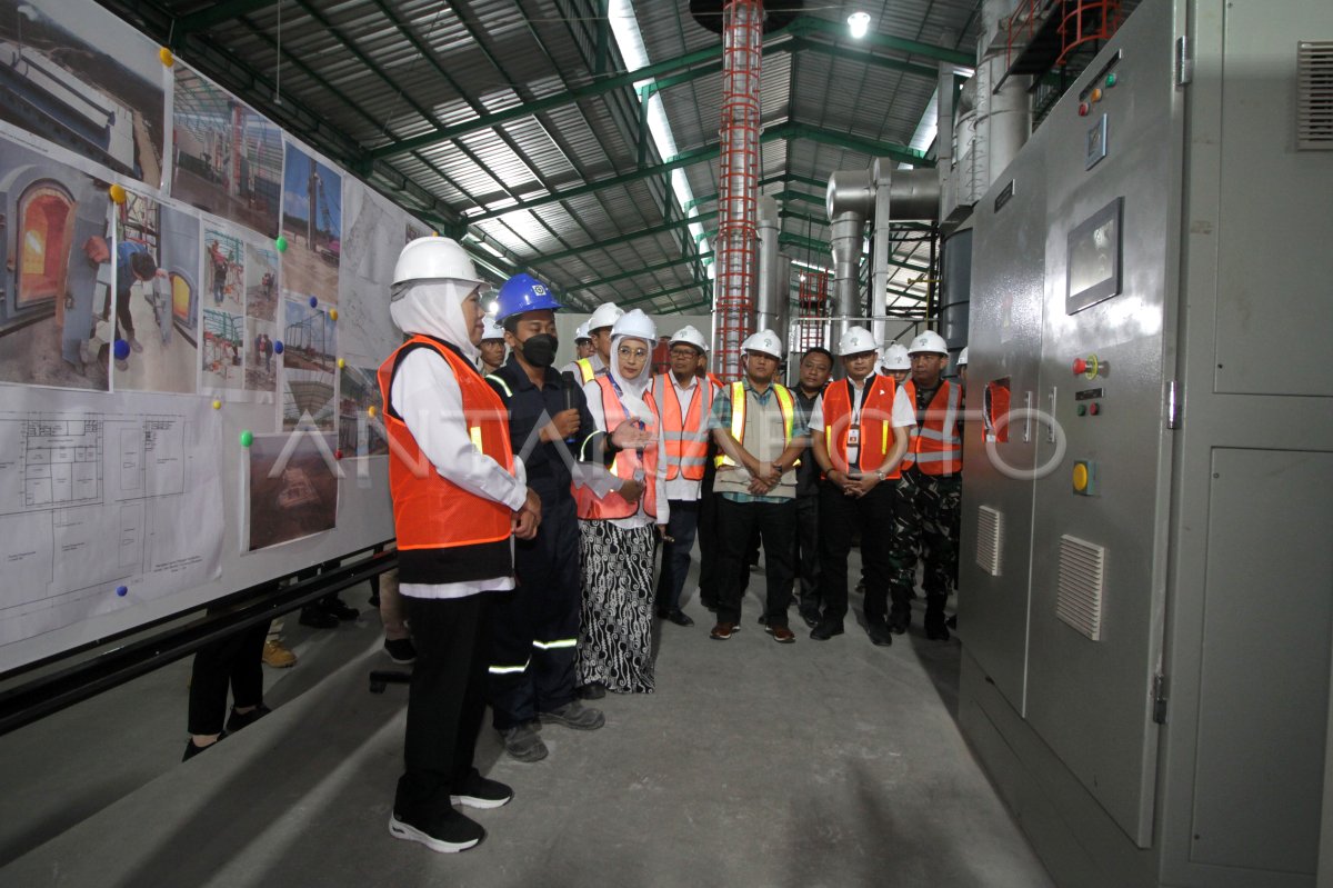 Gubernur Jawa Timur Tinjau Pabrik Pengolahan Limbah B3 | ANTARA Foto